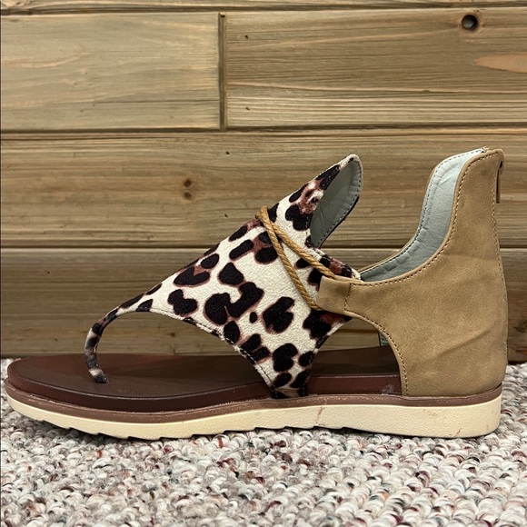 Leopard Print Rear Zip Sandals - Picture 3 of 10